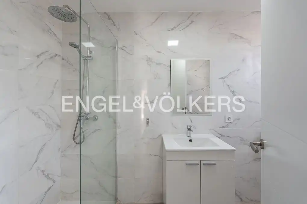 Bathroom of Houses for sale in Valencia  with Heating, Terrace and Furnished