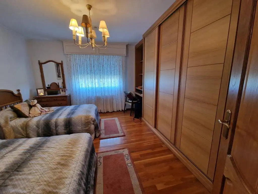 Habitación de Casa o chalet en venta en Ourense Capital  con Calefacción, Jardín privado y Parquet