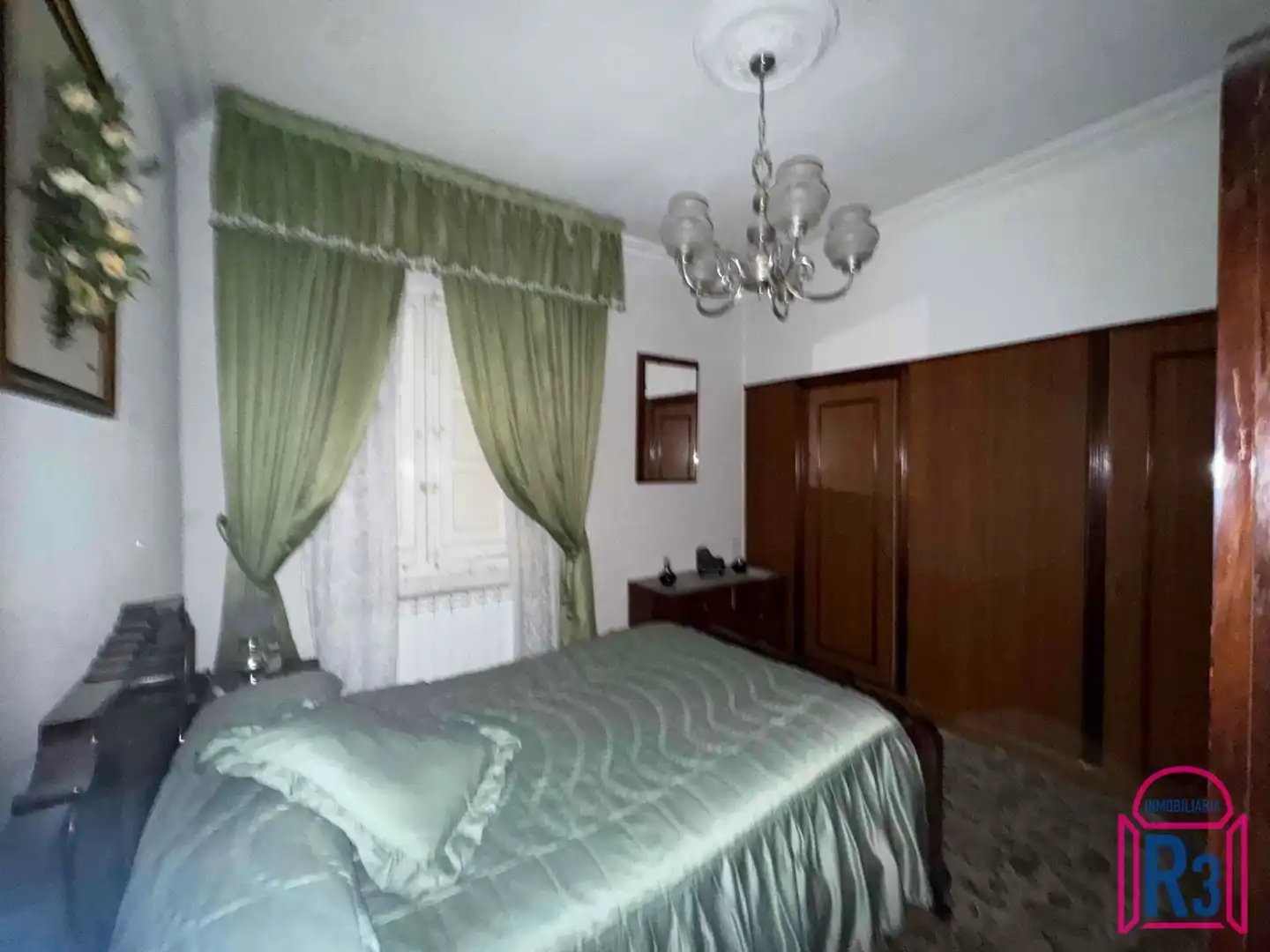Dormitori de Casa o xalet en venda en León Capital  amb Calefacció i Jardí privat