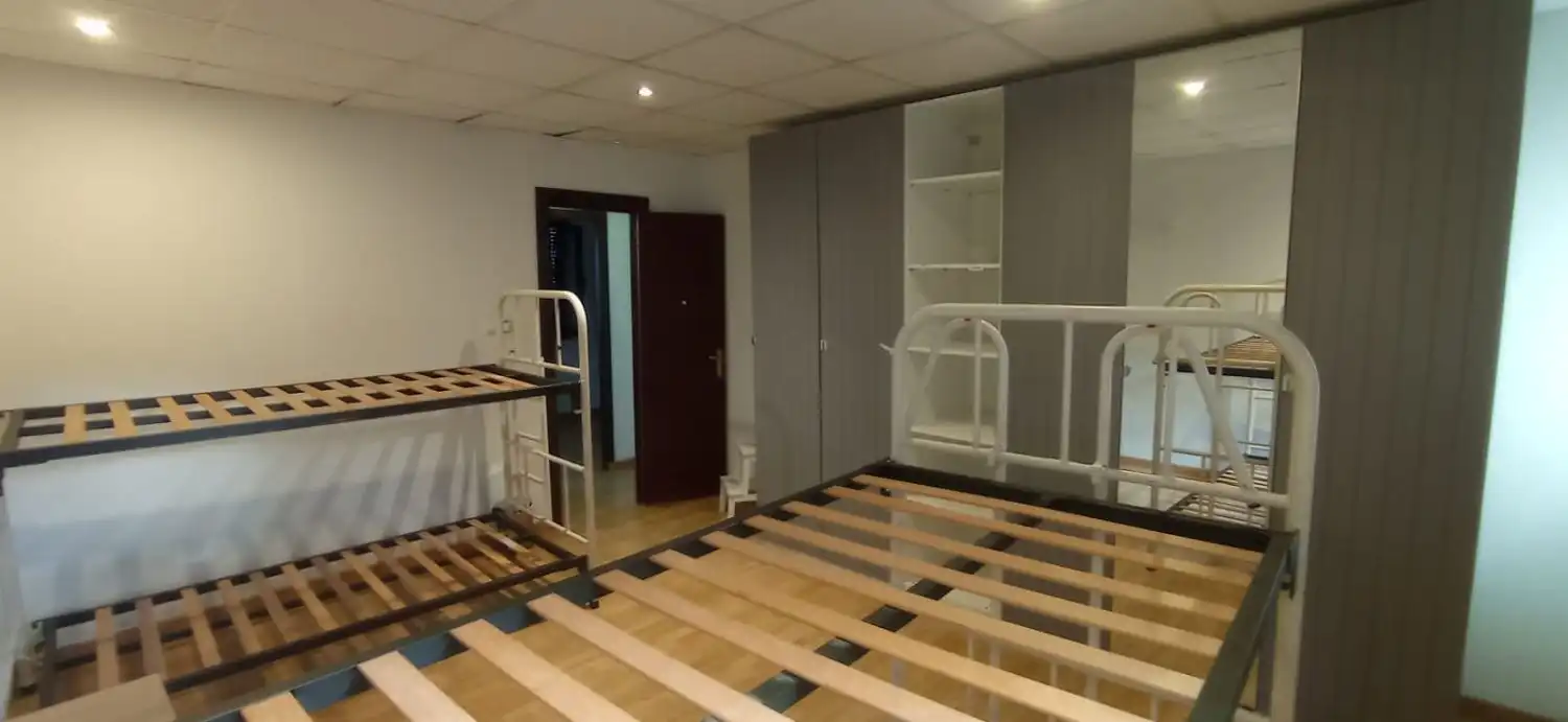 Dormitori de Casa o xalet en venda en Oviedo  amb Calefacció i Parquet