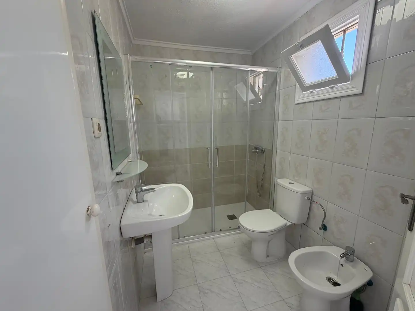 Bathroom of Flat for sale in Torrevieja  with Air Conditioner, Terrace and Community pool