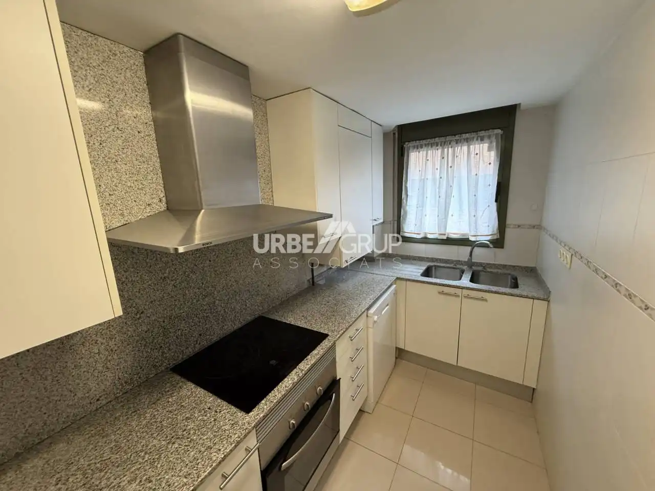 Flat for rent in Calle CISTERNA, Barri del Centre