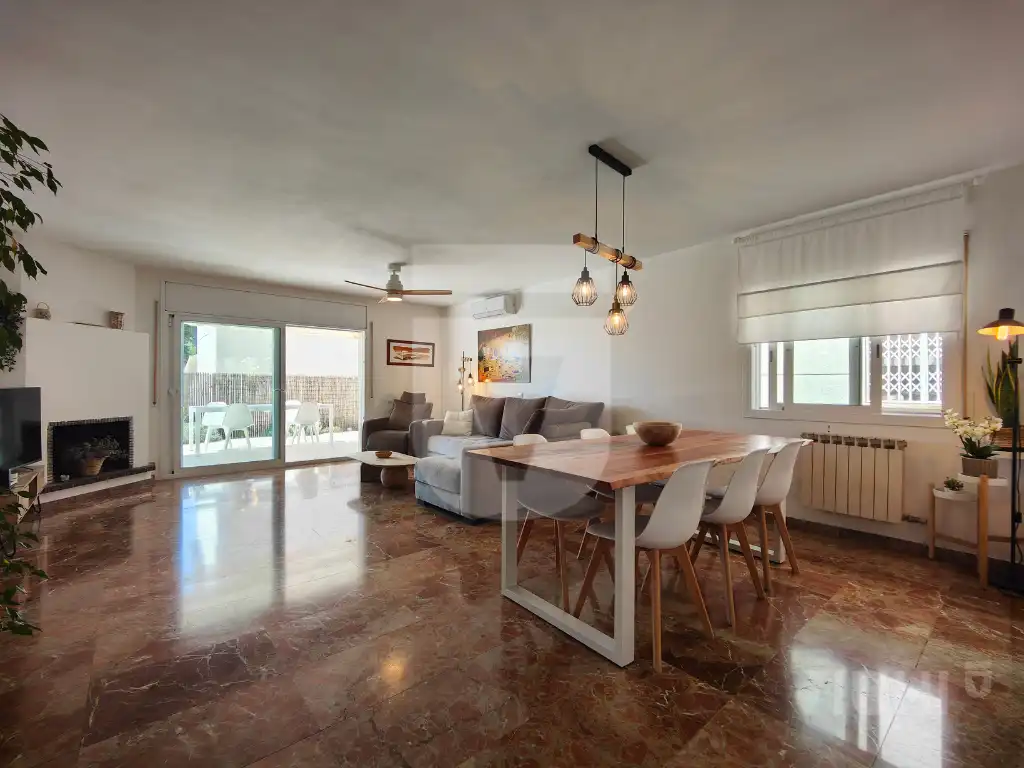 Sala d'estar de Casa o xalet en venda en El Masnou amb Aire condicionat, Calefacció i Jardí privat