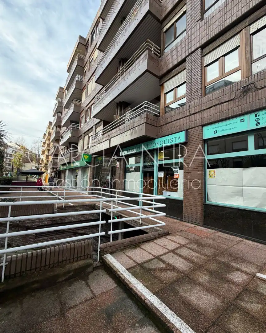 Vista exterior de Local en venda en Oviedo  amb Calefacció i Moblat