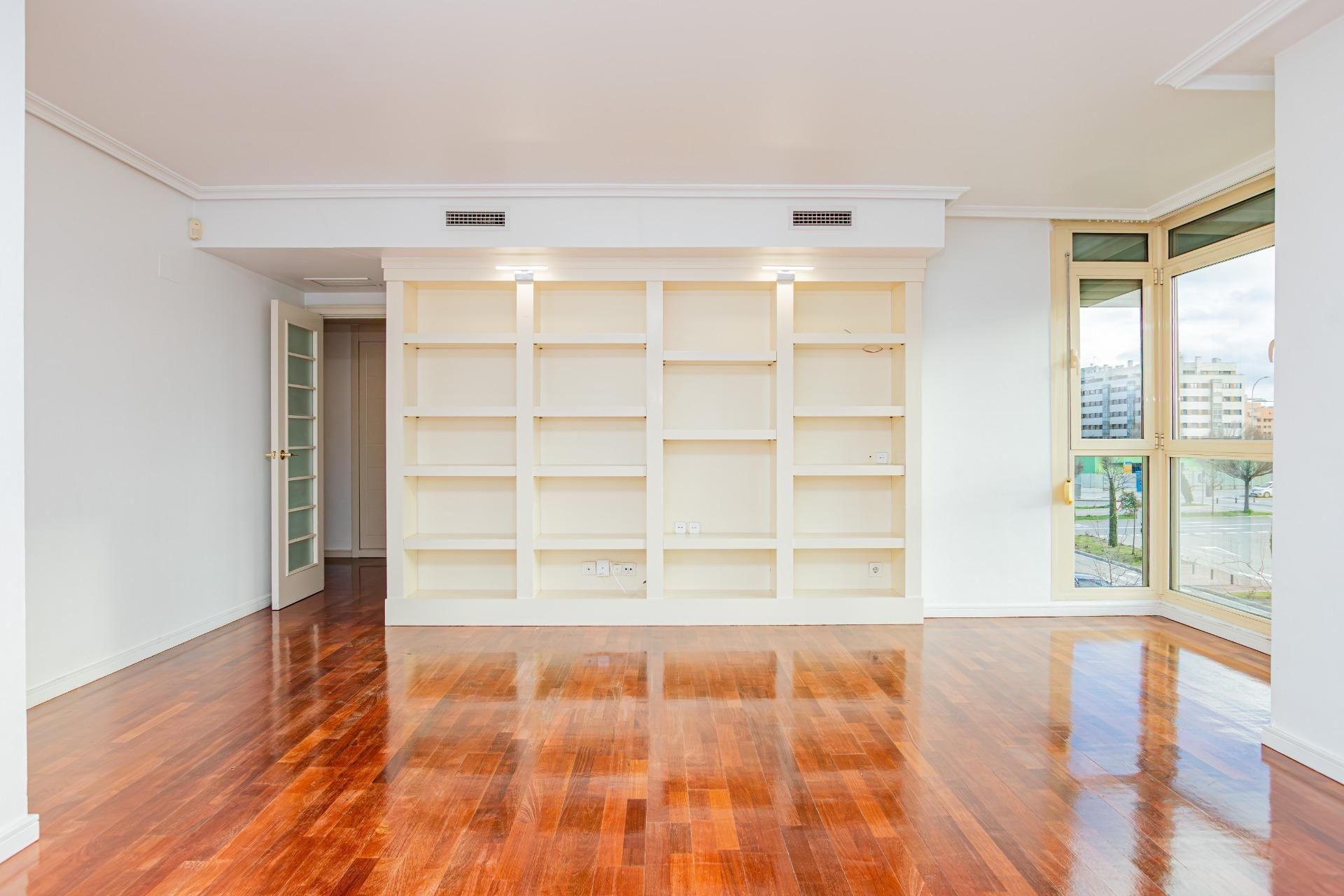 Sala d'estar de Pis en venda en  Madrid Capital amb Parquet, Traster i Piscina comunitària