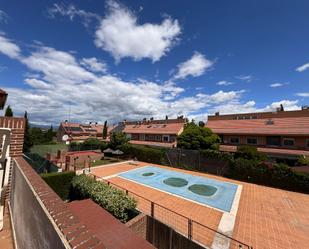 Vista exterior de Casa adosada en venda en Algete amb Aire condicionat, Terrassa i Balcó