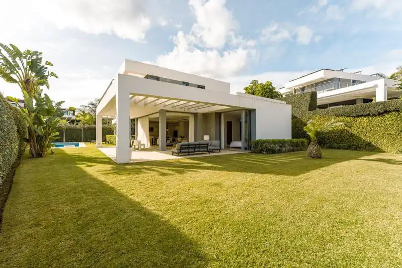 Vista exterior de Casa o xalet de lloguer en Estepona amb Aire condicionat, Jardí privat i Terrassa
