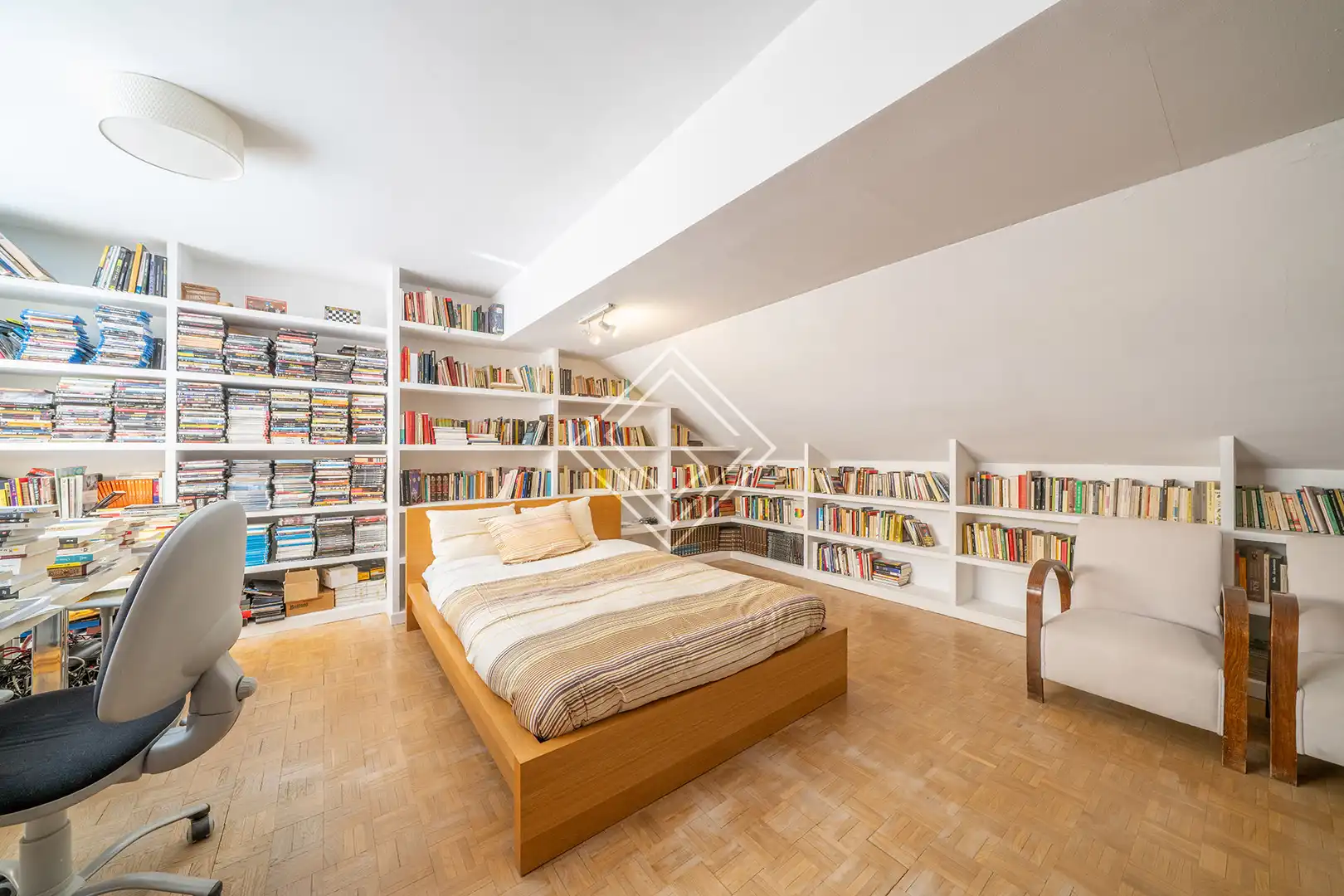 Habitación de Casa adosada en venta en Madrid con Aire acondicionado, Calefacción y Jardín privado