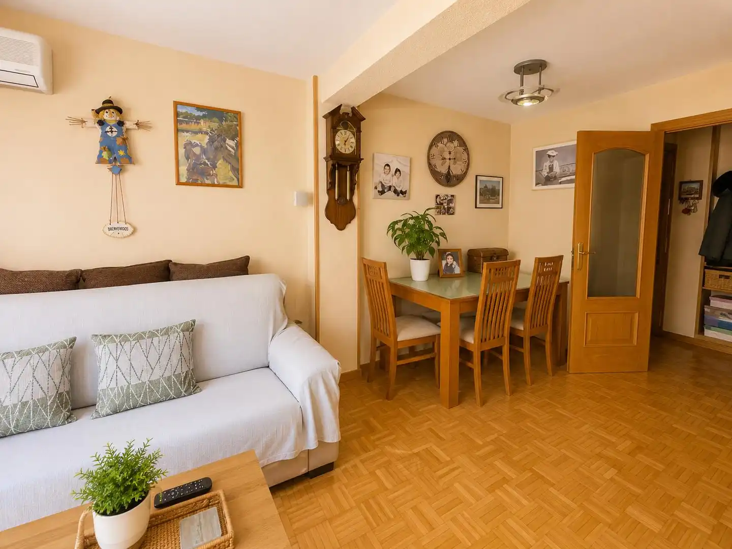 Living room of Flat for sale in Madrid  with Air Conditioner, Heating and Parquet flooring