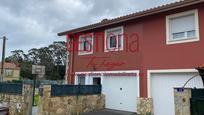 Vista exterior de Casa adosada en venda en Bareyo amb Piscina