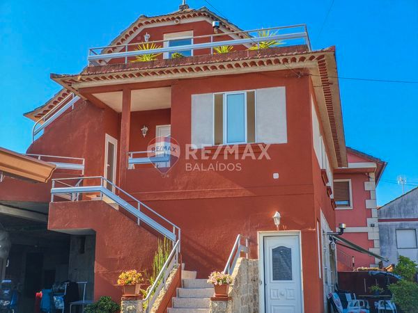 Vista exterior de Casa o xalet en venda en Vigo  amb Calefacció, Jardí privat i Terrassa