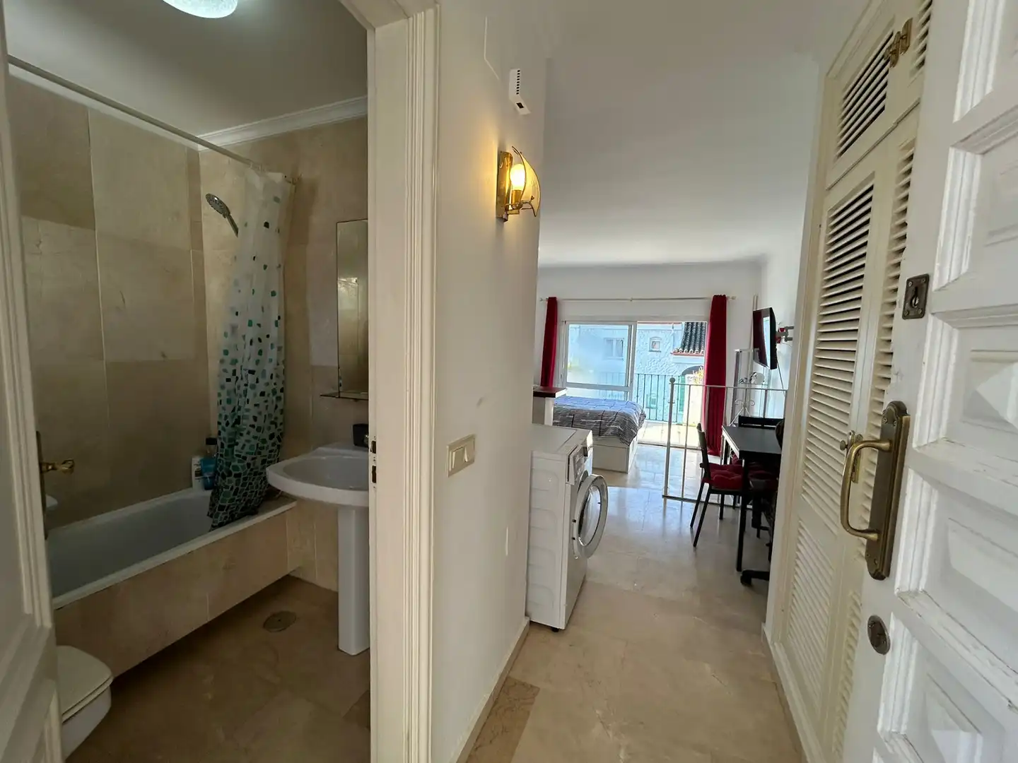 Baño de Estudio de alquiler en Estepona con Aire acondicionado, Terraza y Amueblado