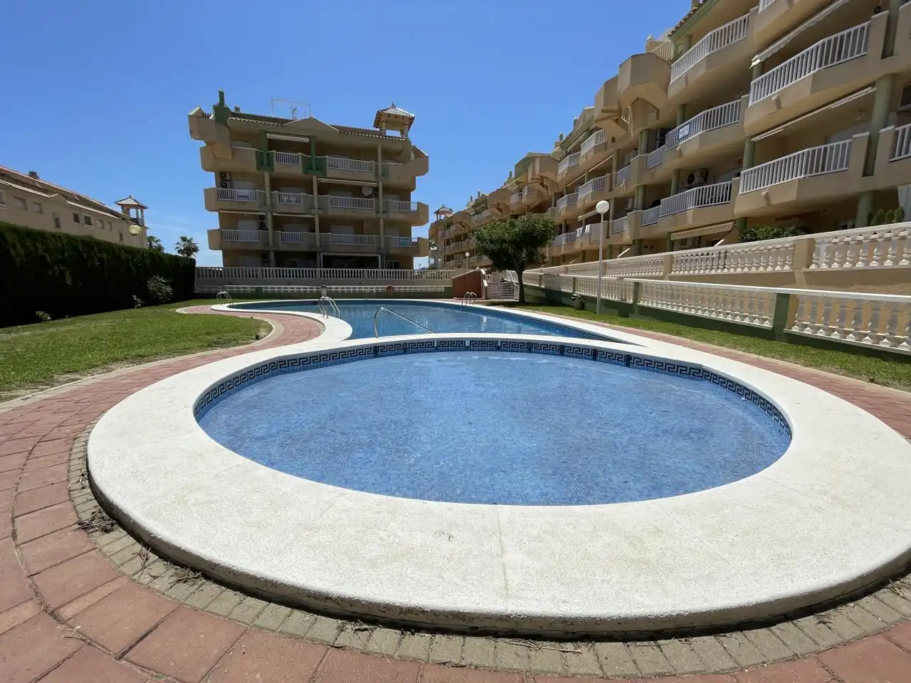 Piscina de Apartament en venda en La Manga del Mar Menor amb Aire condicionat, Calefacció i Terrassa