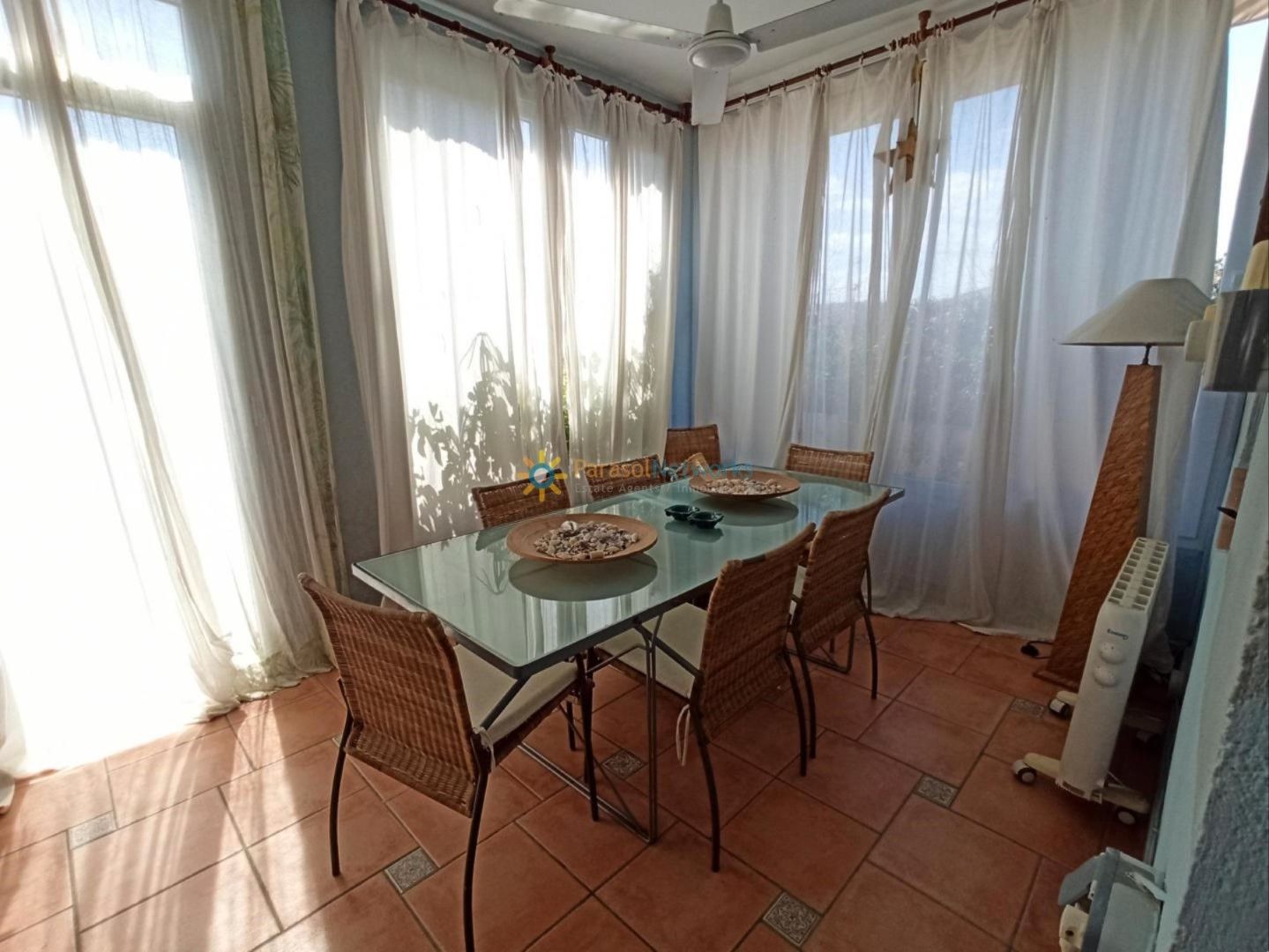 Menjador de Casa o xalet en venda en Oliva amb Jardí privat i Terrassa