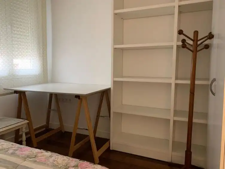 Habitación de Piso de alquiler en  Pamplona / Iruña con Calefacción, Parquet y Amueblado