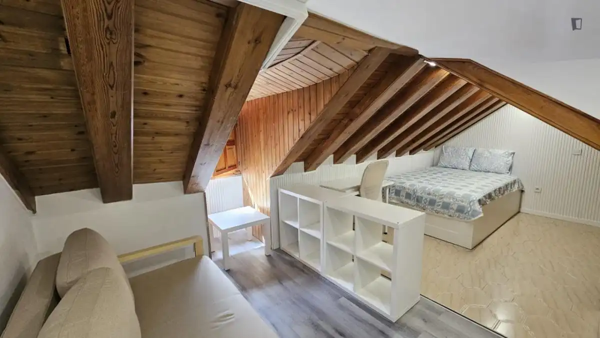 Habitación de Estudio de alquiler en  Madrid Capital con Aire acondicionado, Calefacción y Amueblado