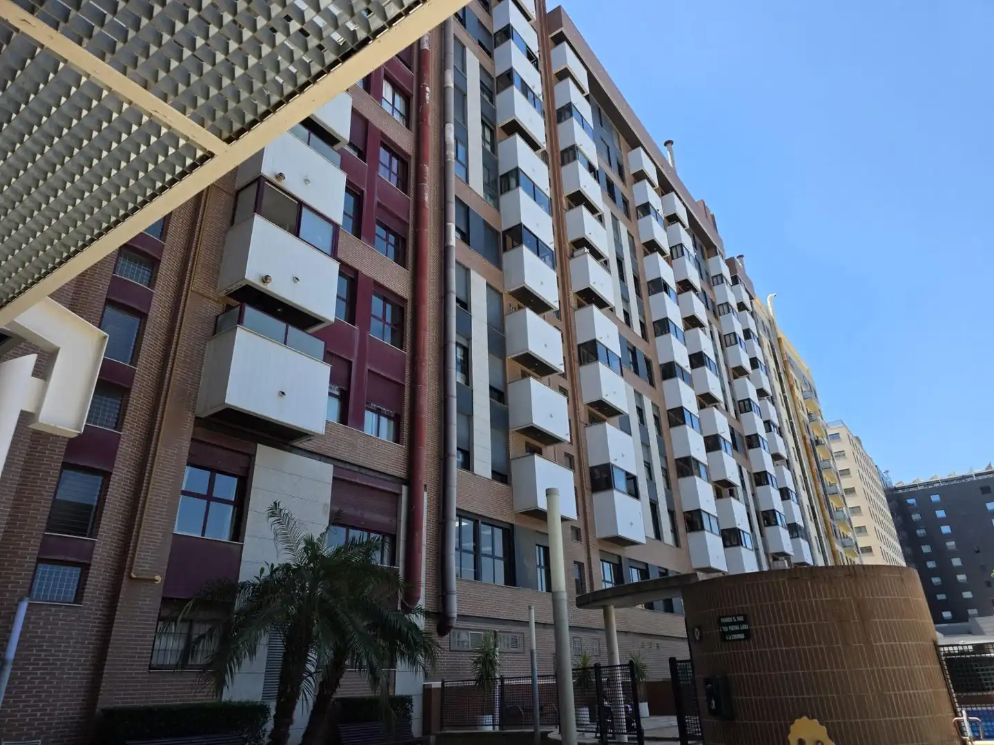 Außenansicht von Wohnung zum Verkauf in Valencia mit Klimaanlage, Privatgarten und Terrasse