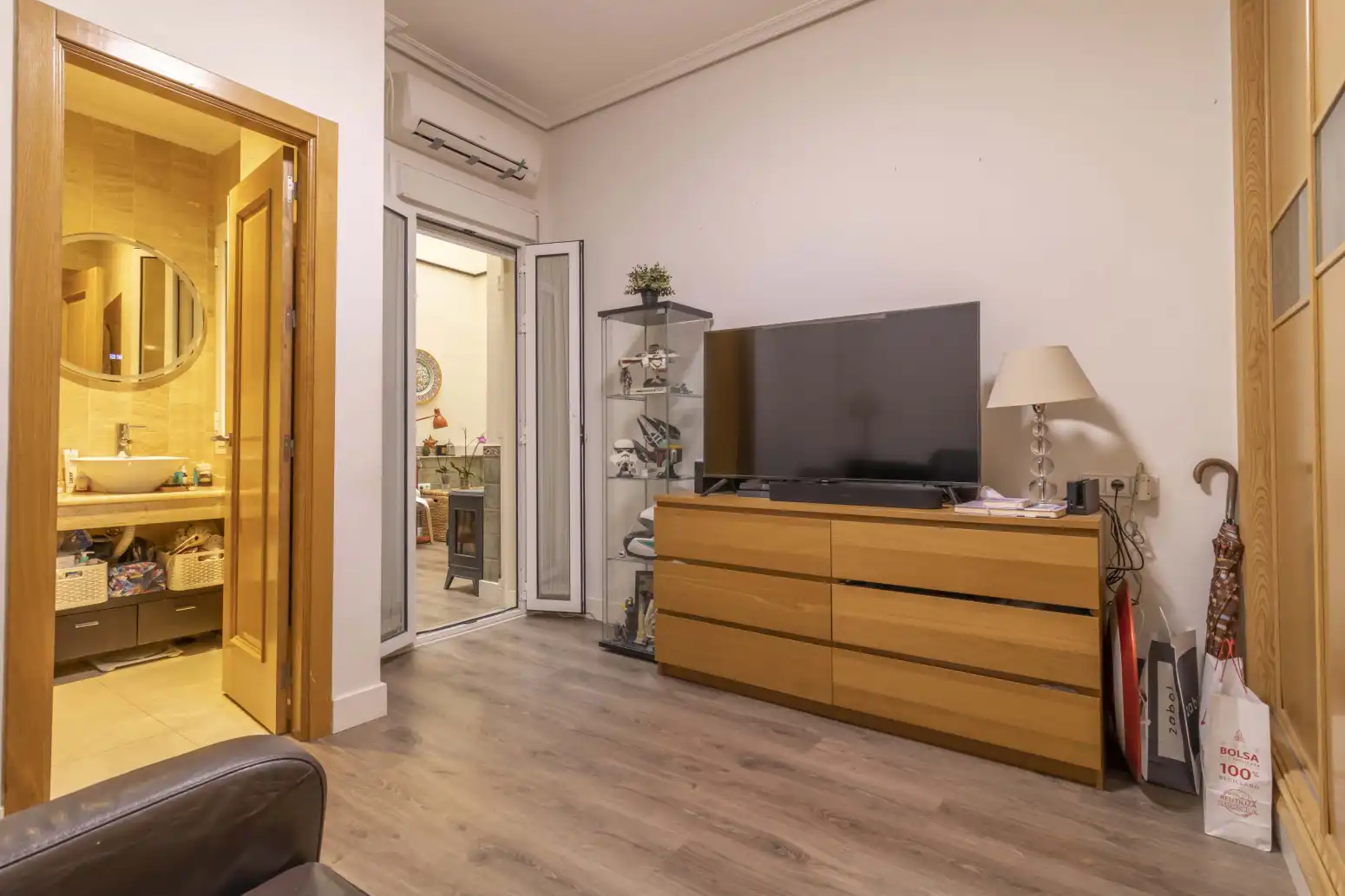 Living room of Flat for sale in Sevilla  with Air Conditioner, Heating and Balcony