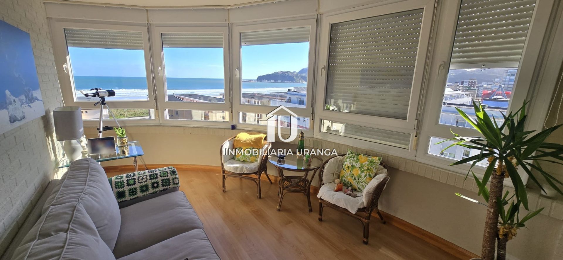 Sala d'estar de Pis en venda en Laredo amb Calefacció i Terrassa