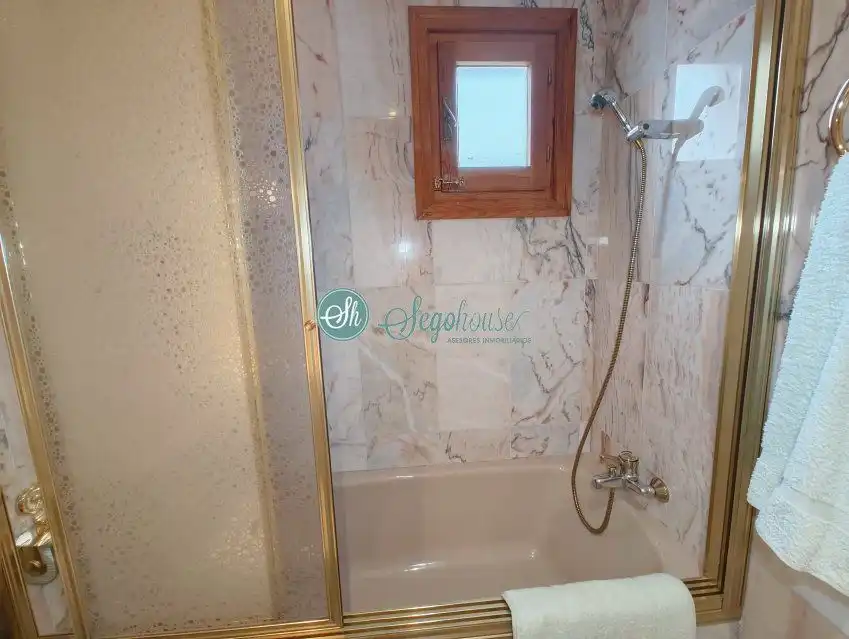 Baño de Piso en venta en Segovia con Calefacción, Trastero y Balcón
