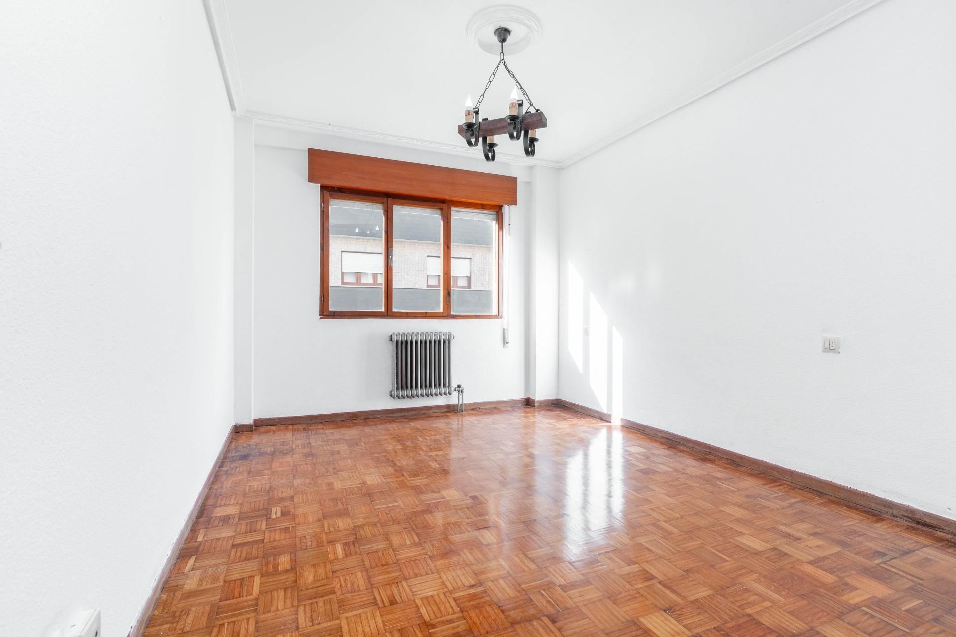 Dormitori de Pis en venda en Corvera de Asturias amb Calefacció, Terrassa i Balcó