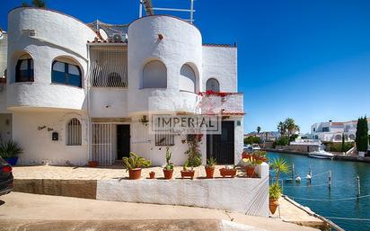 Vista exterior de Casa o xalet en venda en Empuriabrava amb Aire condicionat i Terrassa