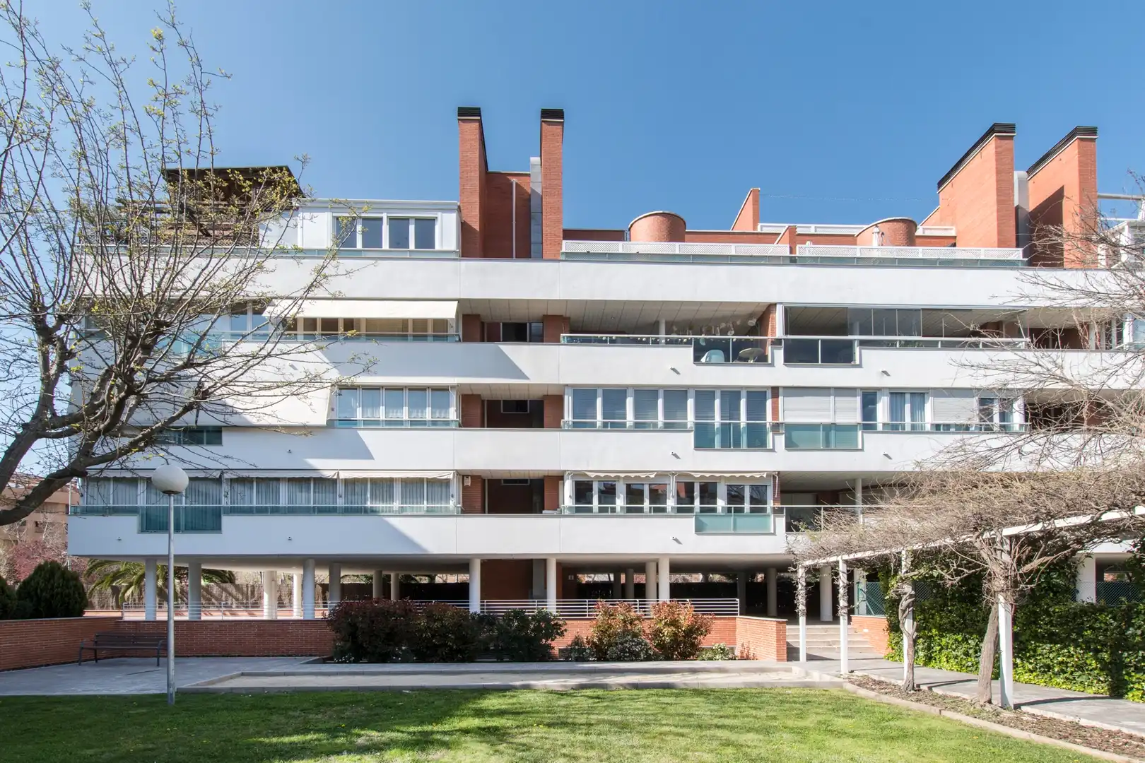 Vista exterior de Pis en venda en La Moraleja amb Aire condicionat, Calefacció i Jardí privat