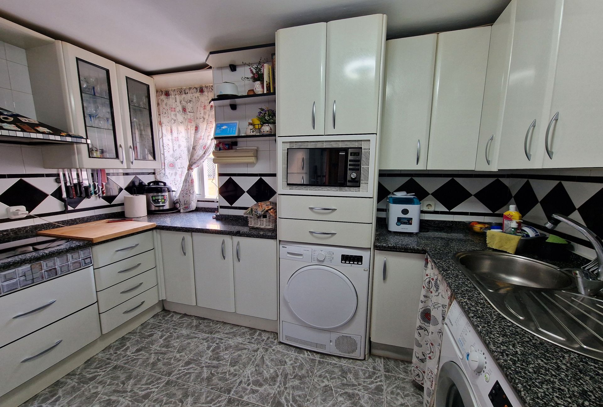 Kitchen of Flat for sale in  Sevilla Capital  with Air Conditioner, Heating and Storage room