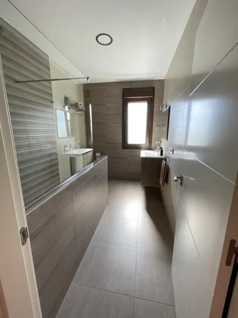 Bany de Casa o xalet en venda en Gijón  amb Balcó