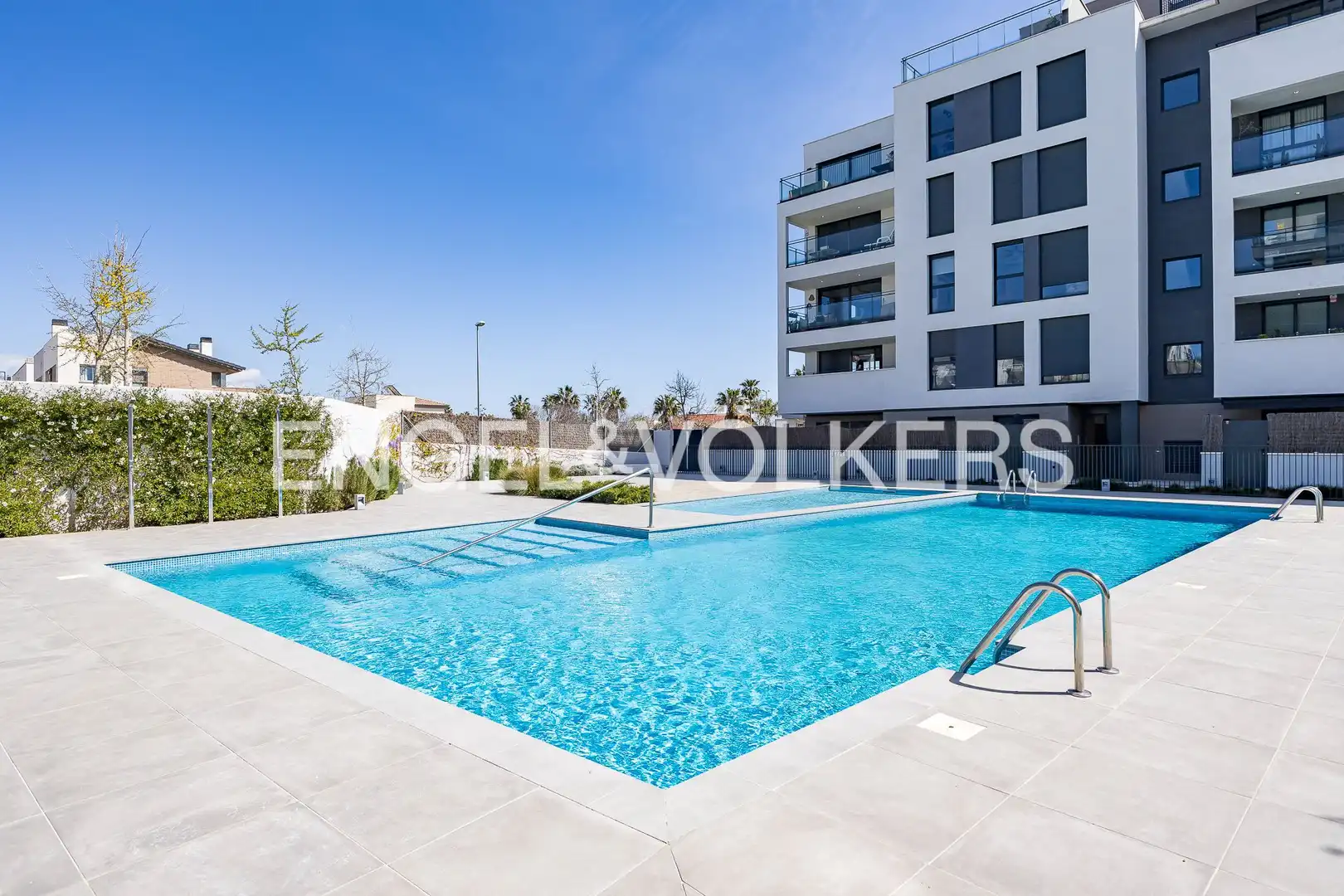 Piscina de Pis en venda en Vilanova i la Geltrú amb Aire condicionat, Calefacció i Jardí privat