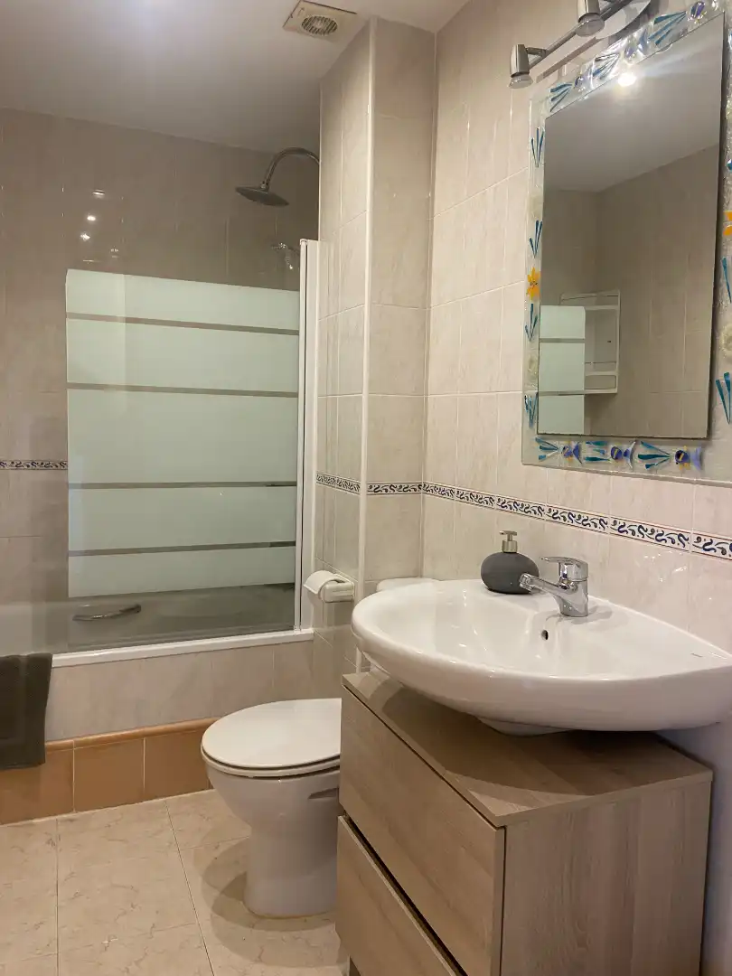 Baño de Apartamento de alquiler en L'Alfàs del Pi con Aire acondicionado, Calefacción y Terraza