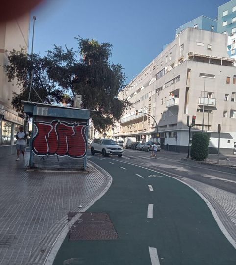 Foto 2 de Piso en venta en Calle Barbate, Astilleros - La Paz - Loreto - El Corte Inglés, Cádiz Capital