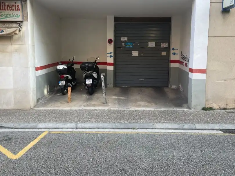 Moto en alquiler en Ronda Ferran Puig 19, imagen 4