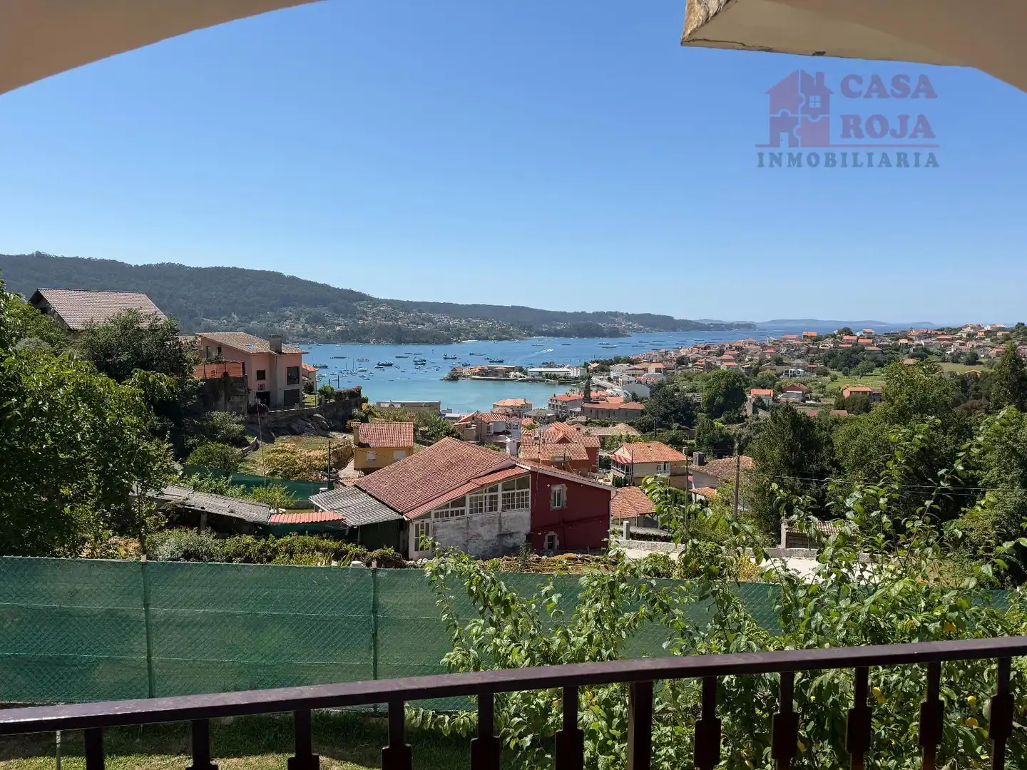 Vista exterior de Casa o xalet en venda en Cangas  amb Calefacció, Terrassa i Moblat