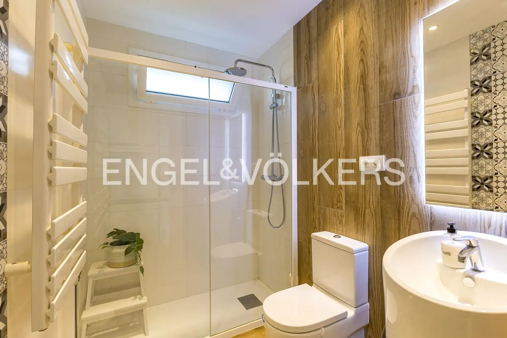 Baño de Casa o chalet en venta en Vilanova i la Geltrú con Aire acondicionado, Calefacción y Jardín privado