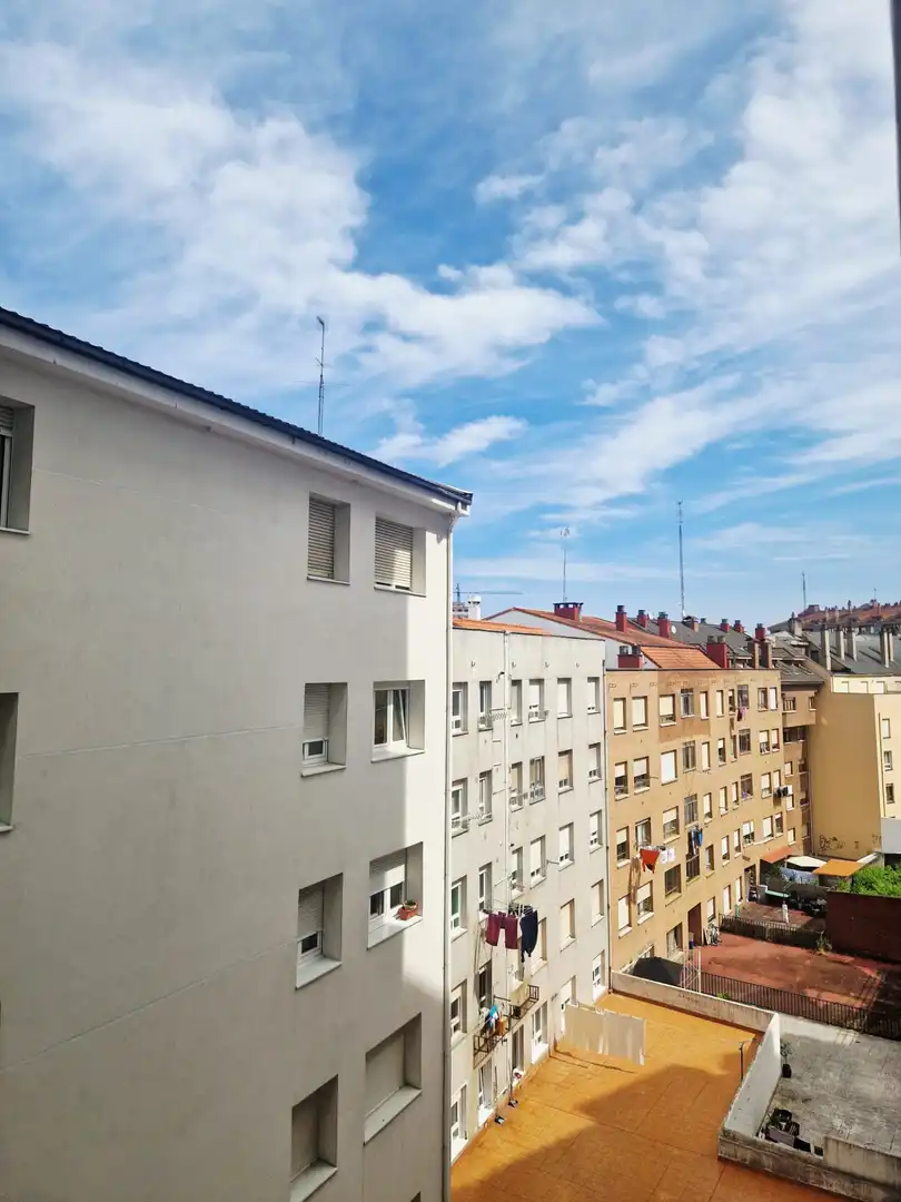 Vista exterior de Pis en venda en Avilés amb Calefacció