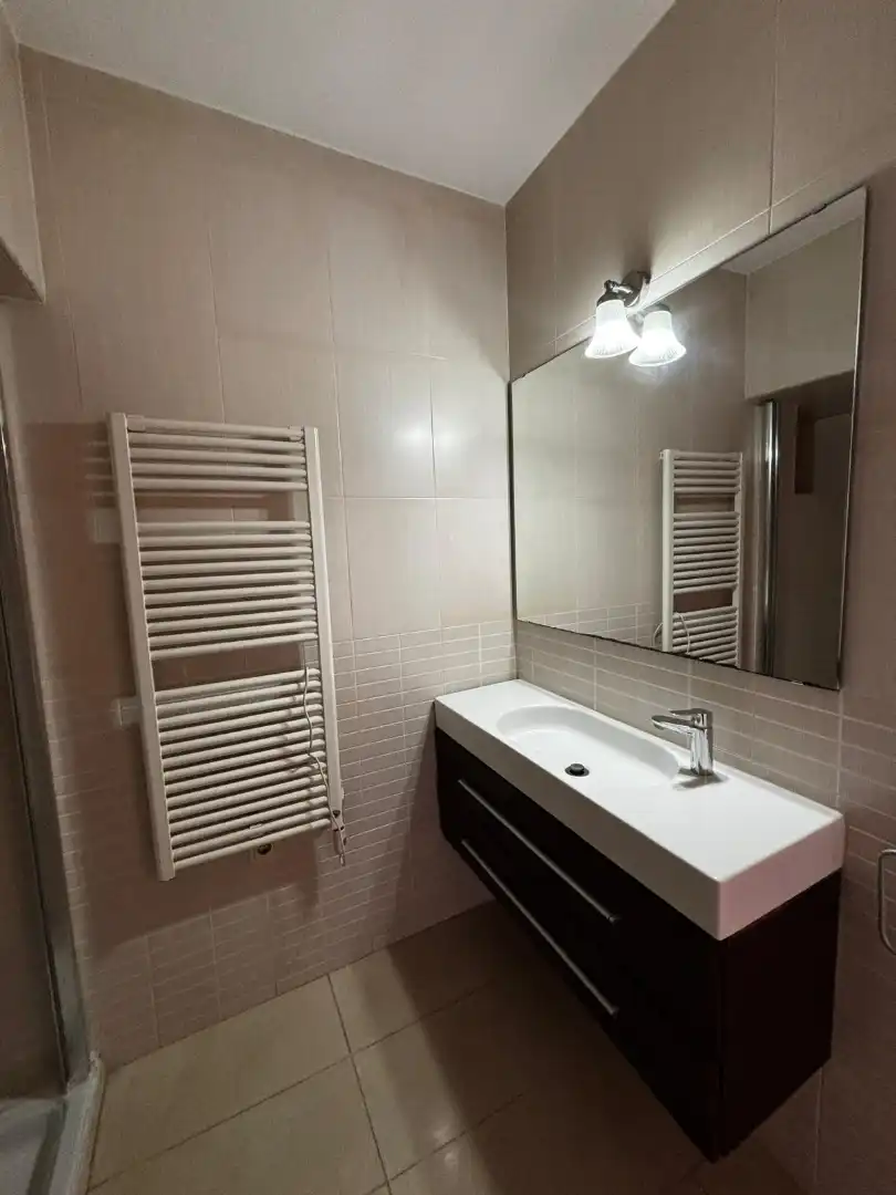 Badezimmer von Erdgeschoss zum Verkauf in Badalona mit Klimaanlage, Heizung und Parkett