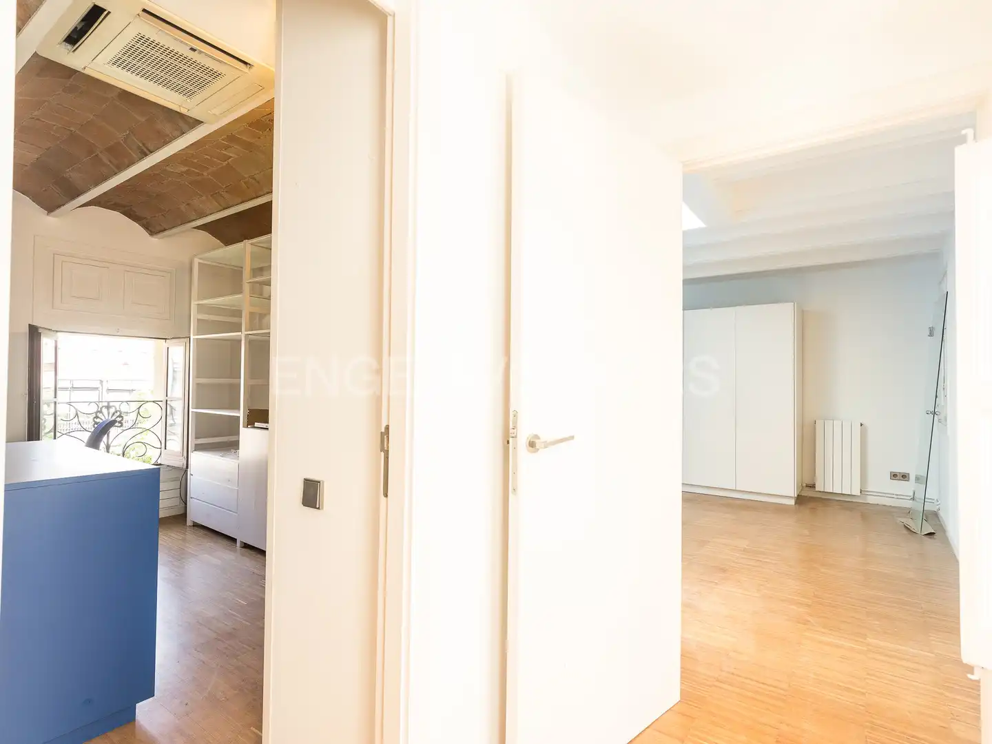 Schlafzimmer von Dachboden zur Miete in Barcelona mit Klimaanlage, Heizung und Parkett