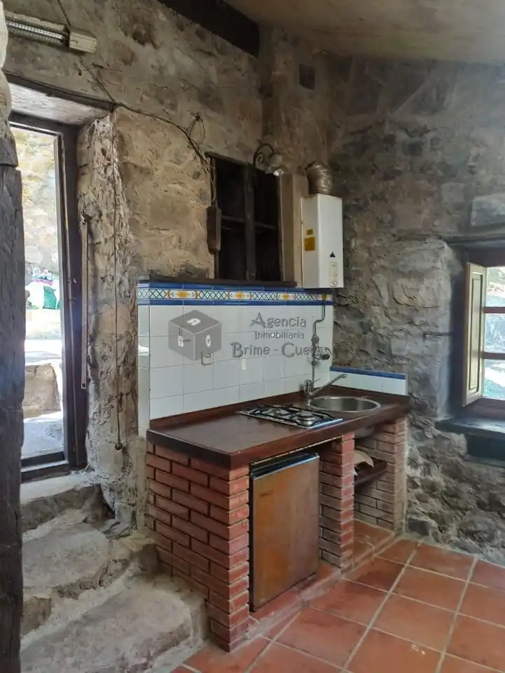 Küche von Country house zum Verkauf in Caso mit Heizung und Privatgarten