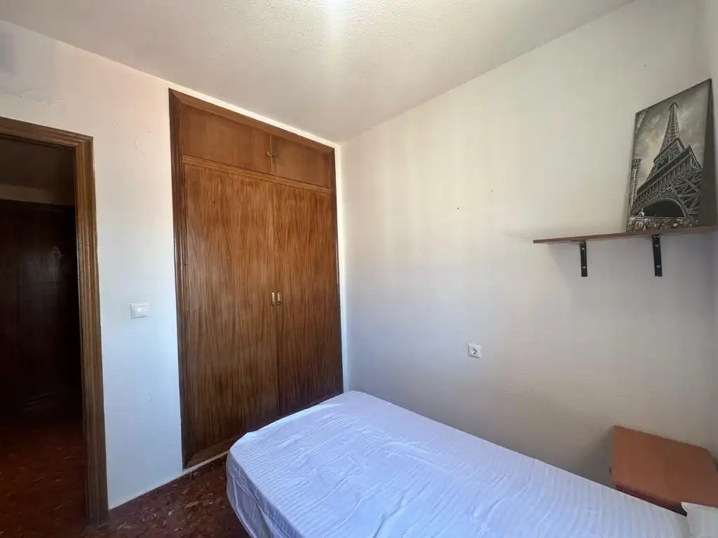 Bedroom of Flat for share in Córdoba
