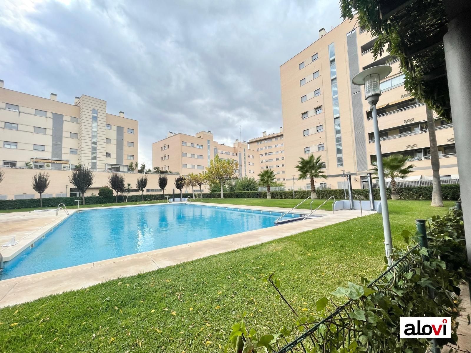 Piscina de Pis de lloguer en  Granada Capital amb Calefacció, Jardí privat i Parquet