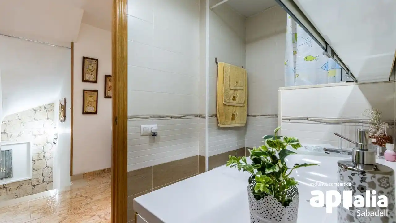 Bany de Casa o xalet en venda en Terrassa amb Calefacció, Jardí privat i Terrassa