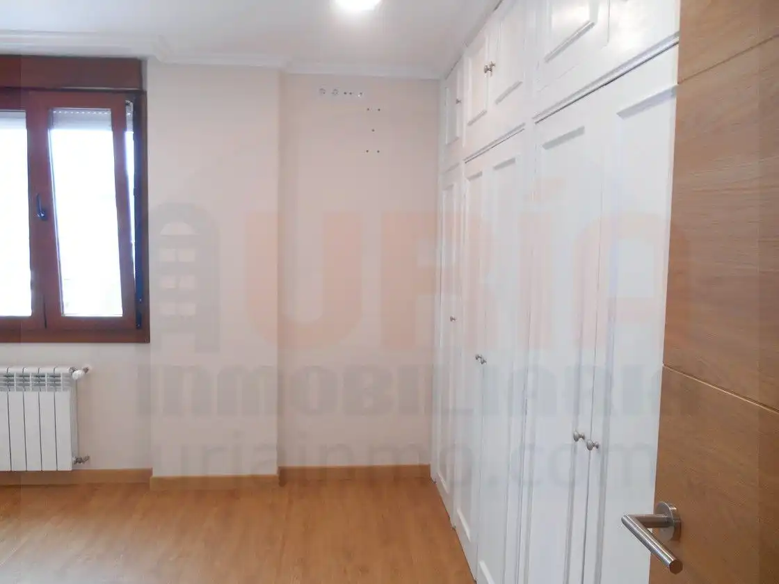 Dormitori de Pis de lloguer en Oviedo  amb Calefacció, Parquet i Forn