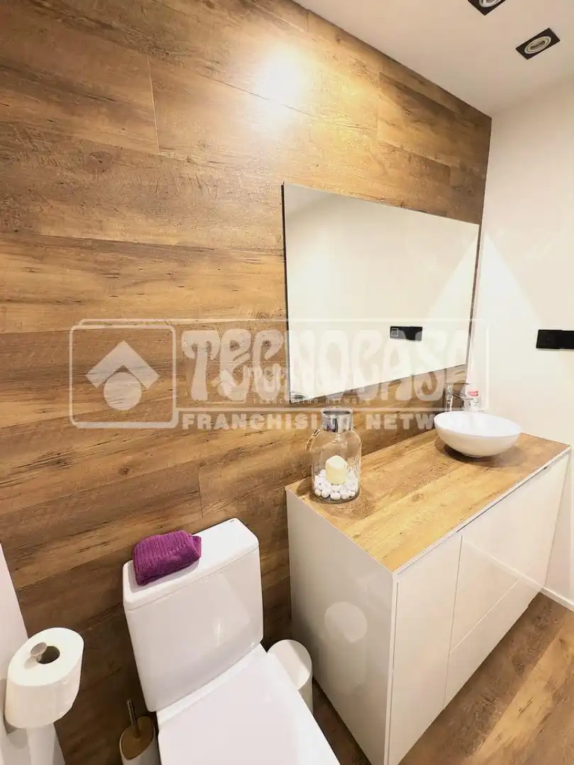 Badezimmer von Wohnung zum Verkauf in Cuenca mit Klimaanlage und Parkett