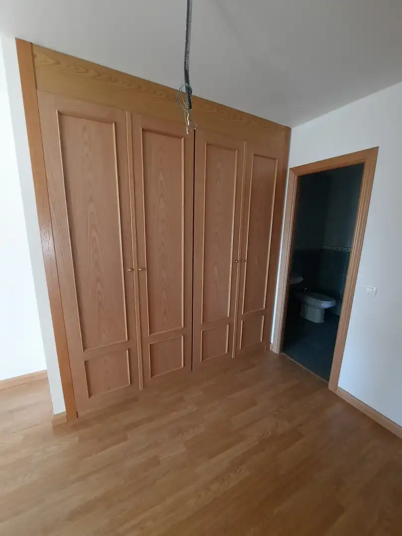 Schlafzimmer von Einfamilien-Reihenhaus zum Verkauf in Lillo mit Heizung und Möbliert