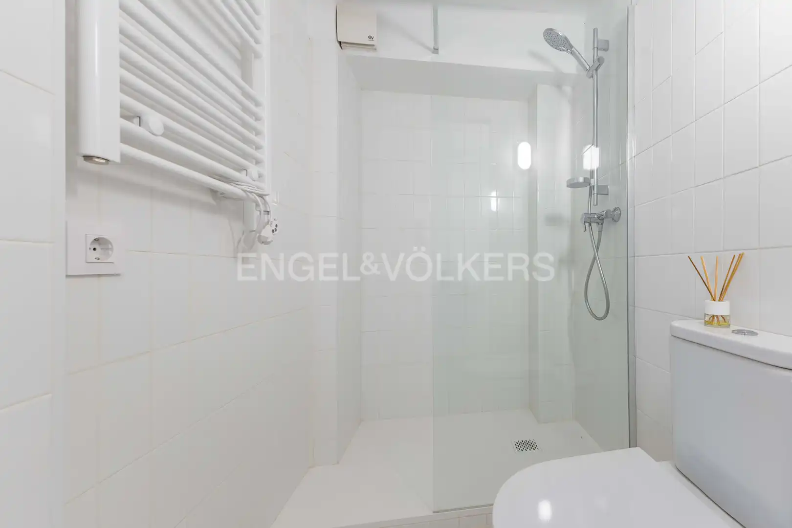 Badezimmer von Wohnung zum Verkauf in Barcelona mit Klimaanlage, Heizung und Abstellraum