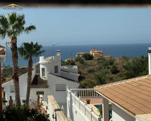 Vista exterior de Casa o xalet en venda en Rincón de la Victoria amb Aire condicionat i Piscina