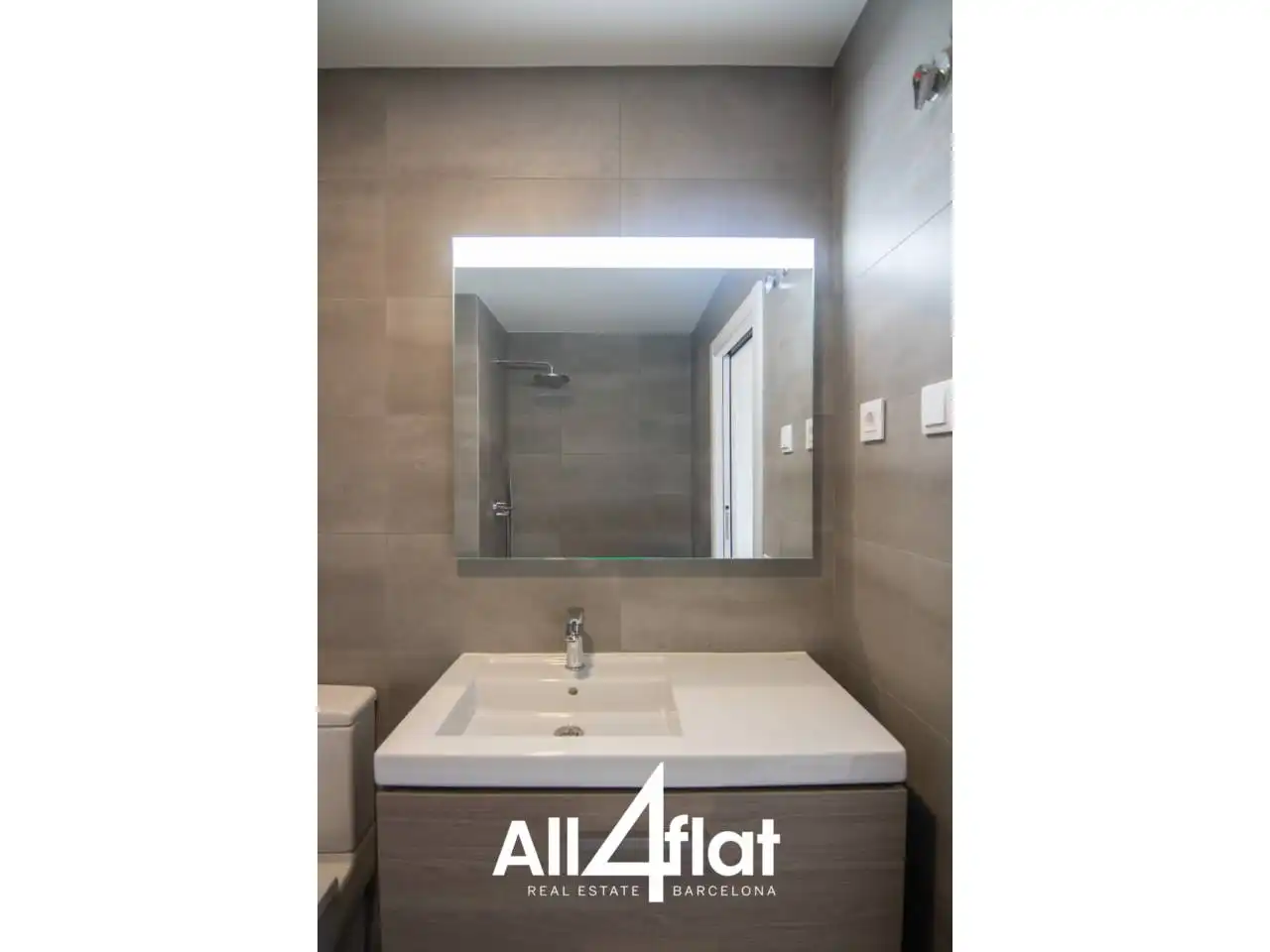 Badezimmer von Wohnung zur Miete in Barcelona mit Klimaanlage, Heizung und Parkett