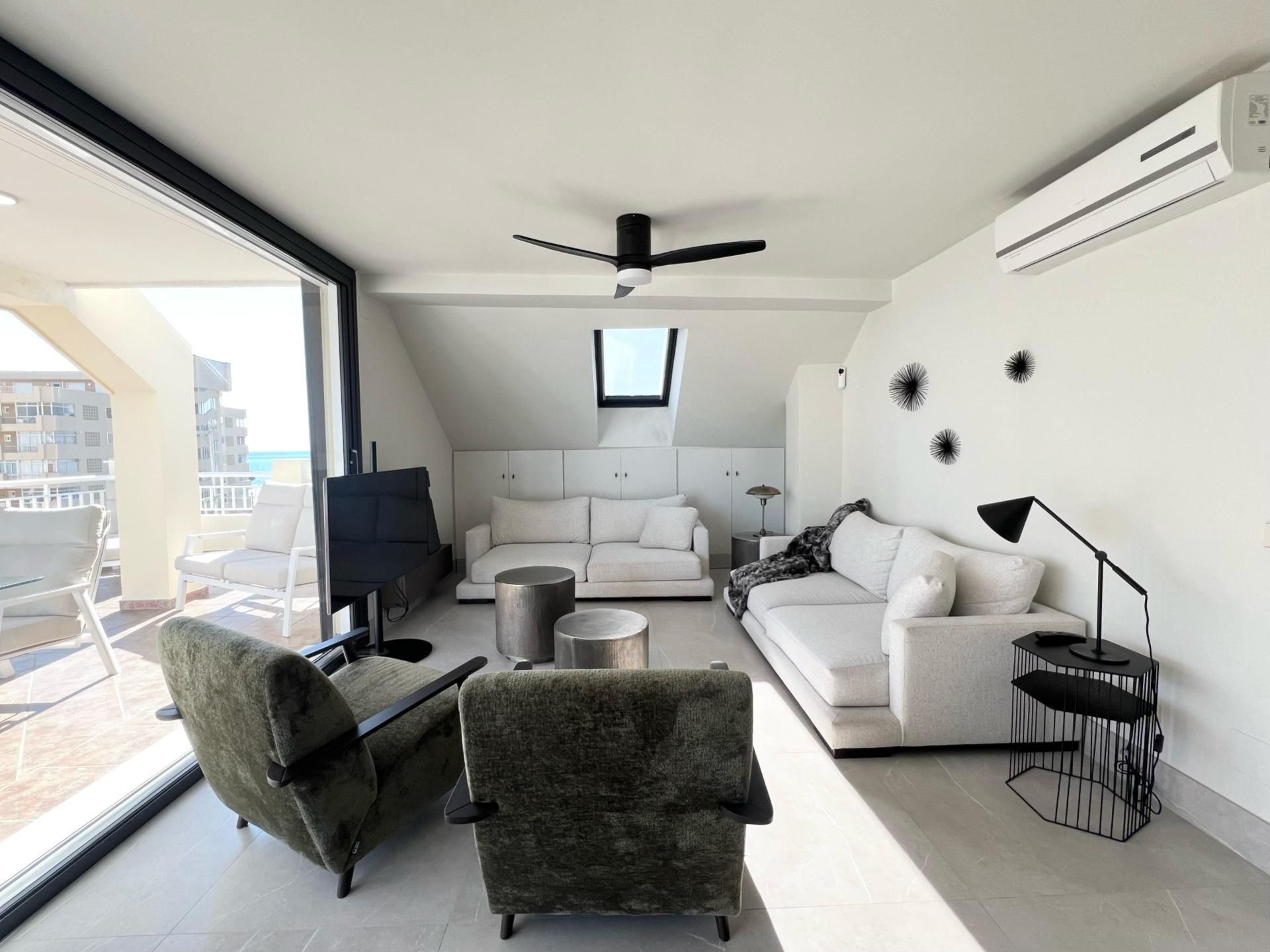 Sala d'estar de Àtic en venda en Fuengirola amb Jardí privat, Terrassa i Balcó