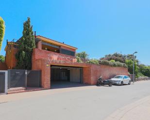 Vista exterior de Casa o xalet en venda en Caldes d'Estrac amb Calefacció, Jardí privat i Parquet